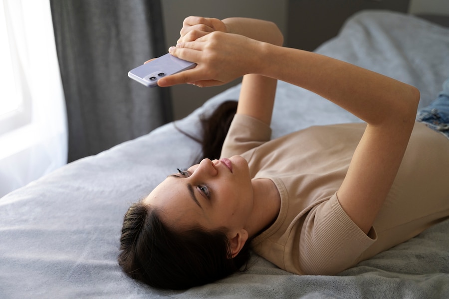 5 Daily Bad Habits that Damage your Brain : checking phone